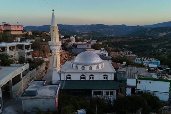 DEPREMİN ARDINDAN İNŞA EDİLEN 105. CAMİ İBADETE AÇILDI