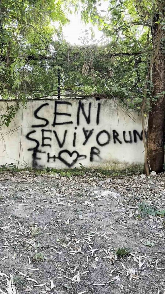 SEVDASINI DUVARA YAZAN VATANDAŞA, BELEDİYE PERSONELİNİN "SEVİYORSAN GİT KONUŞ" MESAJI TEBESSÜM ETTİRDİ