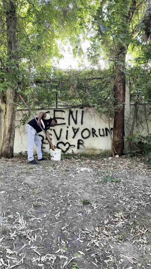 SEVDASINI DUVARA YAZAN VATANDAŞA, BELEDİYE PERSONELİNİN "SEVİYORSAN GİT KONUŞ" MESAJI TEBESSÜM ETTİRDİ