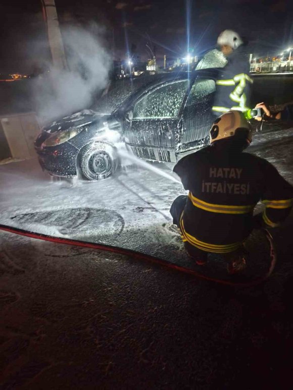 ANTAKYA’DA OTOMOBİL YANDI