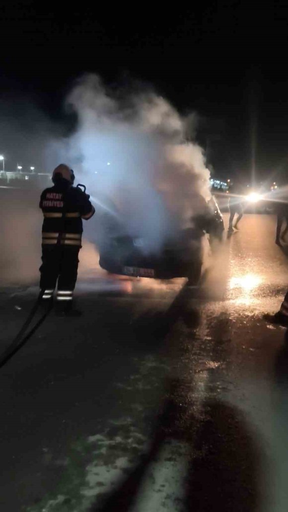ANTAKYA’DA OTOMOBİL YANDI