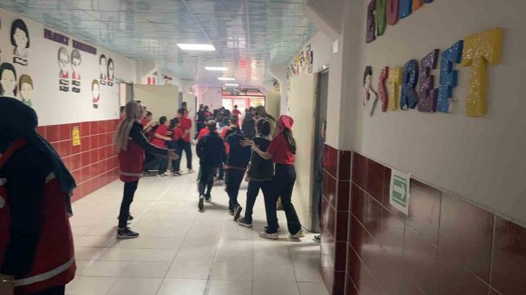OSMANİYE’DE ÖĞRENCİLER AFET TATBİKATINDA BİLİNÇLENDİRİLDİ