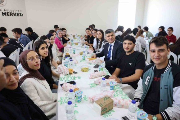 MERSİN’DE SINAVA HAZIRLANAN ÖĞRENCİLERE DÖNER SÜRPRİZİ