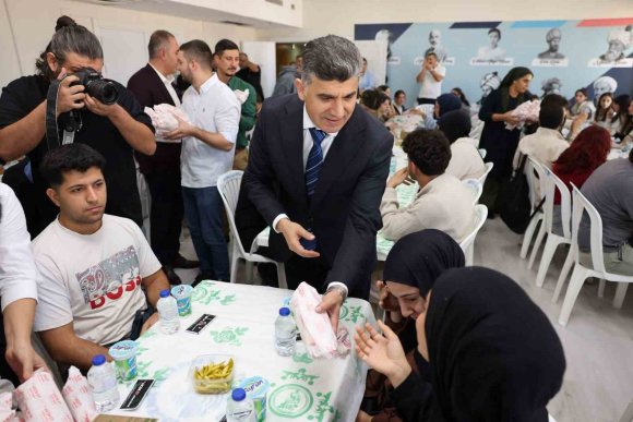 MERSİN’DE SINAVA HAZIRLANAN ÖĞRENCİLERE DÖNER SÜRPRİZİ