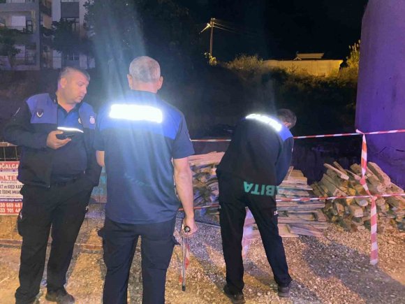 ANTALYA’DA BİR EVİ TAHLİYE ETTİREN İNŞAAT TEMELİNDE İKİNCİ TOPRAK KAYMASI