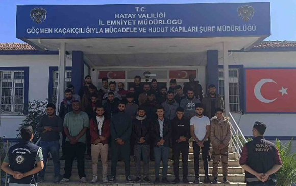 HAFRİYAT KAMYONU KASASINDAN MOLOZ YERİNE GÖÇMEN ÇIKTI