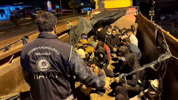 HAFRİYAT KAMYONU KASASINDAN MOLOZ YERİNE GÖÇMEN ÇIKTI