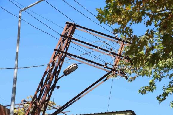 KAHRAMANMARAŞ’TA KAMYONUN ÇARPTIĞI ELEKTRİK DİREĞİ AYLARDIR EĞİK HALDE DURUYOR