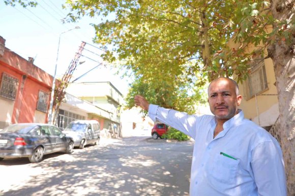 KAHRAMANMARAŞ’TA KAMYONUN ÇARPTIĞI ELEKTRİK DİREĞİ AYLARDIR EĞİK HALDE DURUYOR