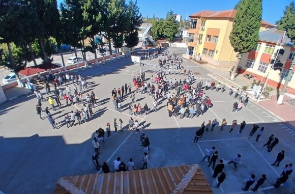 MERSİN’DE TÜM OKULLARDA EŞ ZAMANLI AFET TATBİKATI GERÇEKLEŞTİRİLDİ