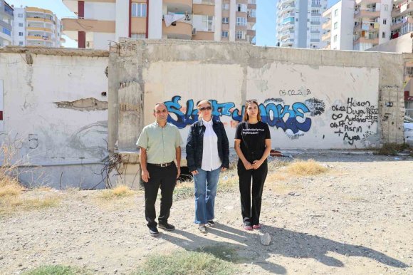 63 KİŞİNİN ÖLDÜĞÜ APARTMANIN DAVASINDA AİLELER, KARAR DURUŞMASI ÖNCESİ ENKAZ ALANINDA TOPLANDI