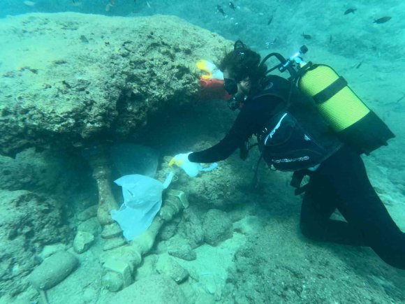 ANTALYA’DA DENİZ DİBİNDEN OKSİTLENMİŞ TABANCA VE 2 BİSİKLET ÇIKTI