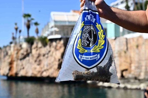 ANTALYA’DA DENİZ DİBİNDEN OKSİTLENMİŞ TABANCA VE 2 BİSİKLET ÇIKTI
