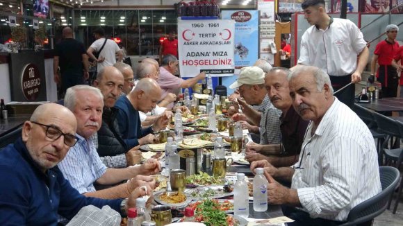 DİYARBAKIR’DA 45 YIL ÖNCE ASKERLİK YAPTILAR, ADANA’DA BULUŞTULAR