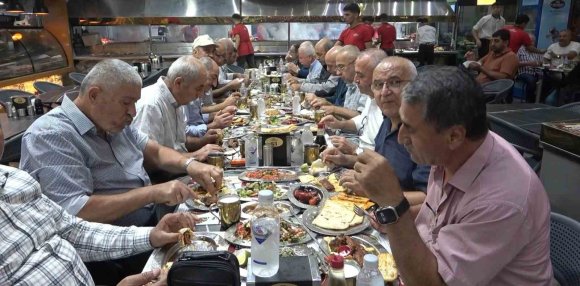 DİYARBAKIR’DA 45 YIL ÖNCE ASKERLİK YAPTILAR, ADANA’DA BULUŞTULAR