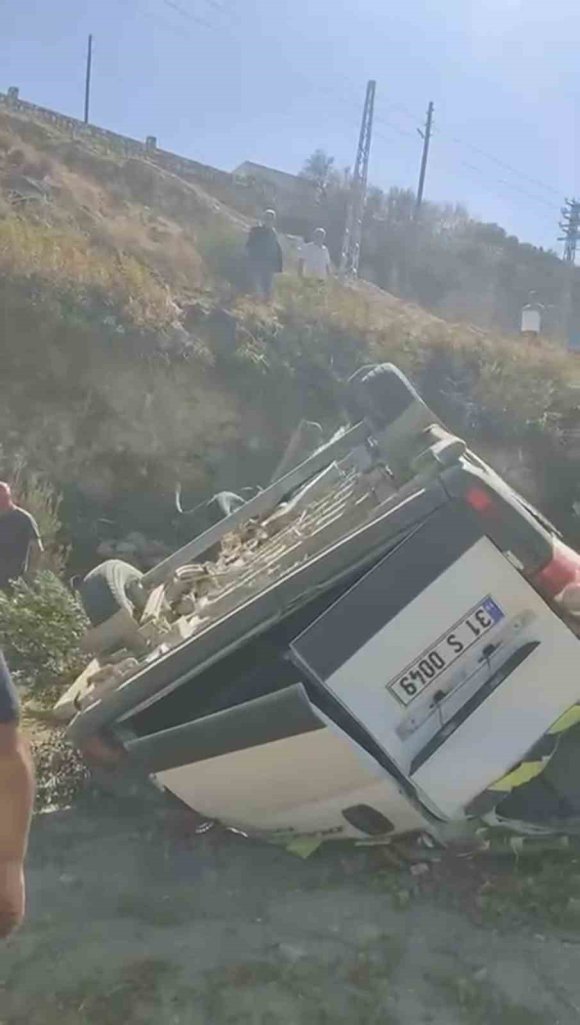 UÇURUMDAN YUVARLANAN SERVİSİN SÜRÜCÜSÜ YARALANDI