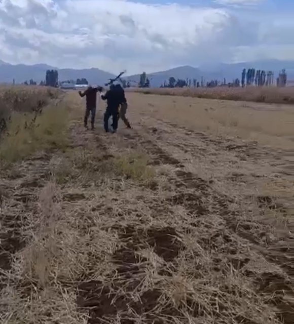 KIZININ GÖZÜ ÖNÜNDE BABAYI DARBETTİLER: OLAY ANI KAMERADA