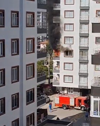 APARTMAN DAİRESİ ÇIKAN YANGINDA KULLANILAMAZ HALE GELDİ