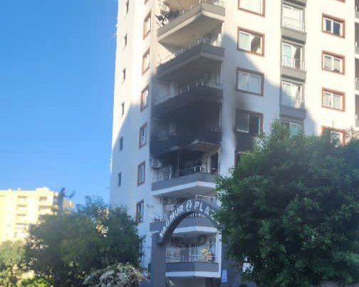 APARTMAN DAİRESİ ÇIKAN YANGINDA KULLANILAMAZ HALE GELDİ