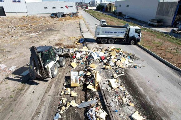 AKDENİZ BELEDİYESİ EKİPLERİ AYNI BÖLGEDE TONLARCA ÇÖP VE HURDA TOPLADI