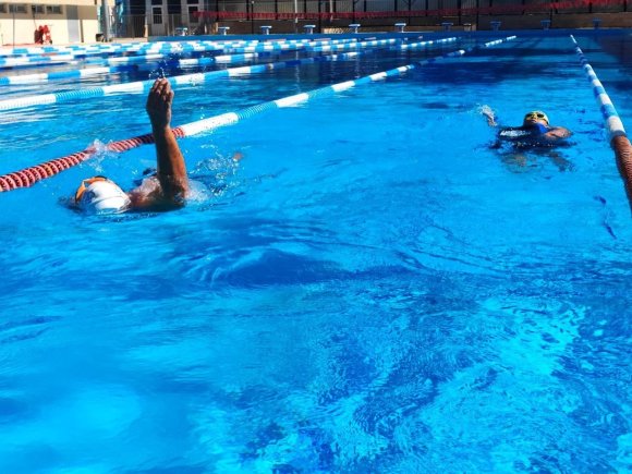 MANŞ’I YÜZEN İLK TÜRK KADIN, KOCASINI DA 60 YAŞINDA YÜZÜCÜ YAPTI