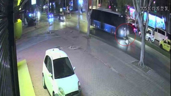ANTALYA’DA HALK OTOBÜSÜNÜN YAYAYA ÇARPTIĞI KAZANIN GÜVENLİK KAMERASI ORTAYA ÇIKTI
