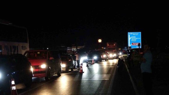 ANTALYA’DA ODUN YÜKLÜ KAMYON DEVRİLDİ, TRAFİK 3 SAAT DURDU