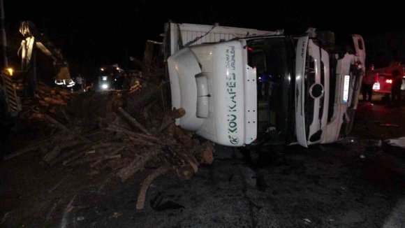 ANTALYA’DA ODUN YÜKLÜ KAMYON DEVRİLDİ, TRAFİK 3 SAAT DURDU