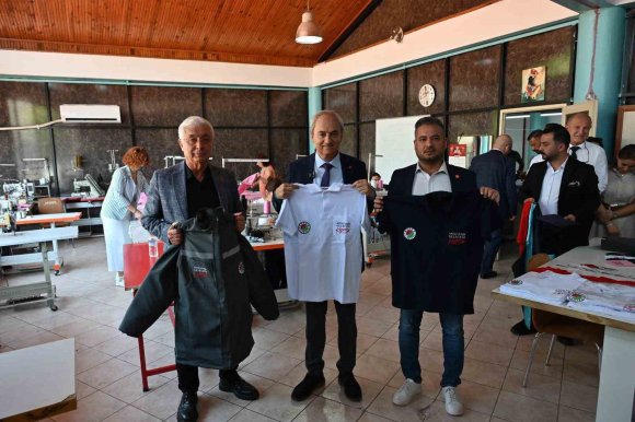 KEPEZ’DE BELEDİYE PERSONELİNİN ÜNİFORMALARI KADIN ELİYLE ÜRETİLİP TASARRUF SAĞLANIYOR