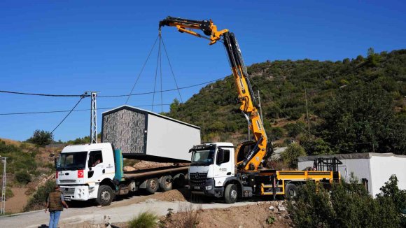 ALANYA’DA İHTİYAÇ SAHİBİ AİLE KONTEYNER EVİNE KAVUŞTU