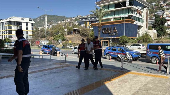 ANTALYA’DA SAHTE PASAPORTLA 24 MİLYON LİRALIK ARSA VURGUNU YAPAN 6 ŞÜPHELİDEN 5’İ TUTUKLANDI