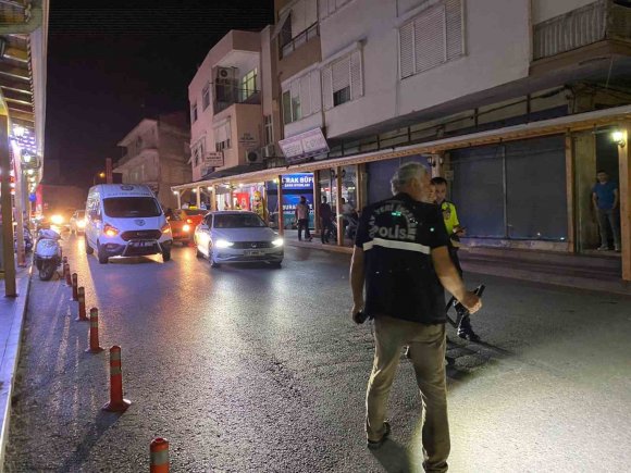 ANTALYA’DA DEVRİLEN MOTOSİKLETİN SÜRÜCÜSÜ AĞIR YARALANDI: KAZA ANI KAMERADA