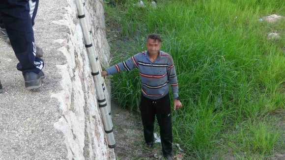 ALKOLÜN ETKİSİYLE SU KANALINA DÜŞTÜ, KÖPEĞİNİN HAVLAMASIYLA FARK EDİLEREK KURTARILDI