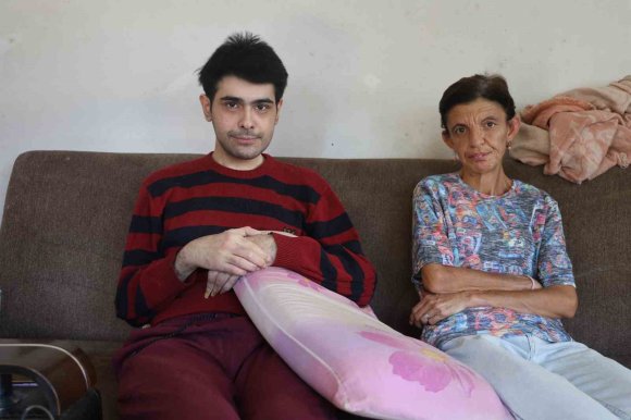 3 YIL SONRA DUŞ ALIP, TIRAŞ OLAN BARIŞ’IN ANNESİ, EVLADININ YUVA KURMASI HAYALİYLE YAŞIYOR