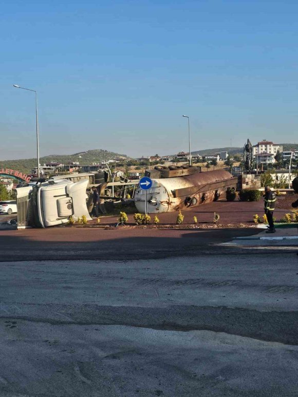 ALTINÖZÜ’NDE ZEYTİN POSASI YÜKLÜ TANKER DEVRİLDİ