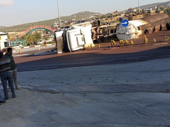 ALTINÖZÜ’NDE ZEYTİN POSASI YÜKLÜ TANKER DEVRİLDİ