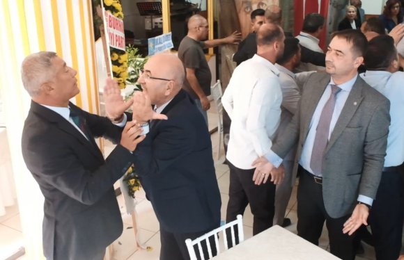 İYİ PARTİ KONGRESİNDE GERGİN ANLAR, KÜRSÜYÜ BİLE DEVİRDİLER