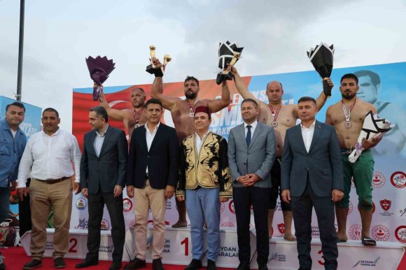 İSMET ATLI KARAKUCAK GÜREŞLERİ’Nİ RECEP KARA KAZANDI