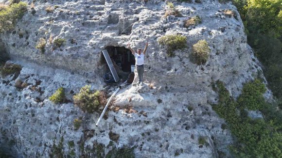 DEPREMDEN SONRA HUZURU MAĞARADA BULMUŞTU, ŞİMDİ ÇOK SEVDİĞİ MAĞARASINI BOŞALTACAK OLMANIN HÜZNÜNÜ YAŞIYOR