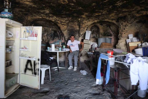 DEPREMDEN SONRA HUZURU MAĞARADA BULMUŞTU, ŞİMDİ ÇOK SEVDİĞİ MAĞARASINI BOŞALTACAK OLMANIN HÜZNÜNÜ YAŞIYOR