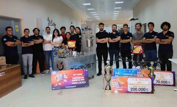 ŞAMPİYON ÖĞRENCİLERİN YENİ HEDEFİ: "UZAYA ÇIKMAK"