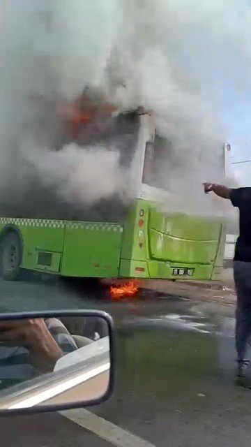 ADANA’DA BELEDİYE OTOBÜSÜ ALEV ALEV YANDI