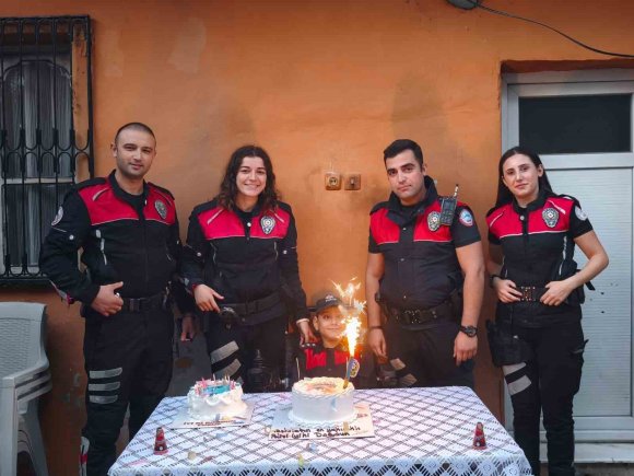 POLİS SİRENLERİ BU KEZ ÖZEL GEREKSİNİMLİ ÇOCUĞA SÜRPRİZ İÇİN ÇALDI