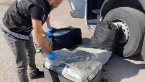 80 MİLYONLUK UYUŞTURUCU YAKALATAN ŞÜPHELİ: "ARKADAŞIM ’GÖTÜRÜR MÜSÜN’ DEDİ, BEN DE KIRAMADIM"