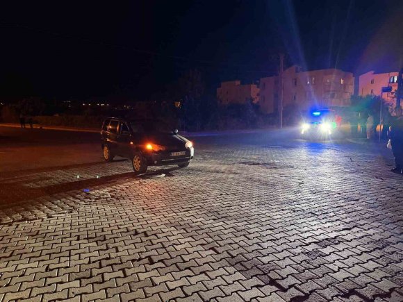 OTOMOBİL İLE ÇARPIŞAN MOTOSİKLETLİN YARALI SÜRÜCÜSÜ KAZA YERİNDEN KAÇTI