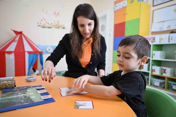 MERSİN’DE OTİZMLİ ÇOCUKLARA 12 BİNİ AŞKIN ÜCRETSİZ SEANS DESTEĞİ