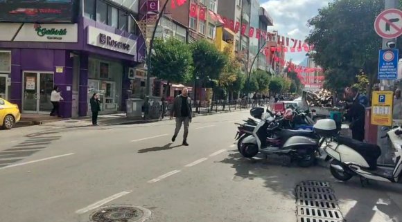 YAŞLI KADINA OTOMOBİLLE ÇARPIP OLAY YERİNDEN KAÇAN SÜRÜCÜ KAYIPLARA KARIŞTI