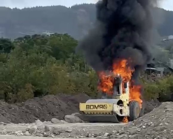 OSMANİYE’DE ŞANTİYEDE İŞ MAKİNASINDA ÇIKAN YANGIN SÖNDÜRÜLDÜ