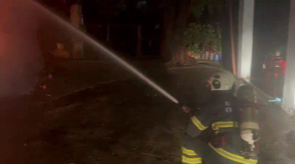 YANGINDAN DÖNEN İTFAİYE PERSONELİ KAZADA YARALANDI