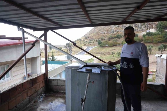 KURDUĞU SİSTEMLE DEPOLADIĞI YAĞMUR SUYUNU EVDE KULLANAN VATANDAŞ SOSYAL MEDYADA İLGİ ODAĞI OLDU